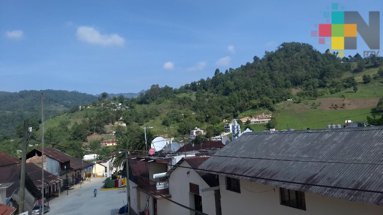 Ambiente diurno fresco, no se descartan lloviznas; heladas al amanecer