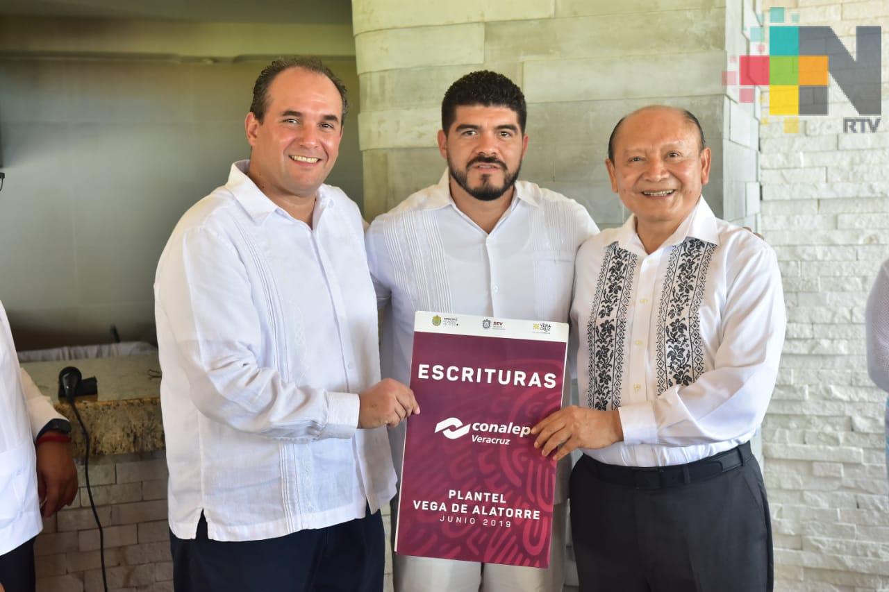 Entrega Gobierno Estatal escrituras para CONALEP en Vega de Alatorre