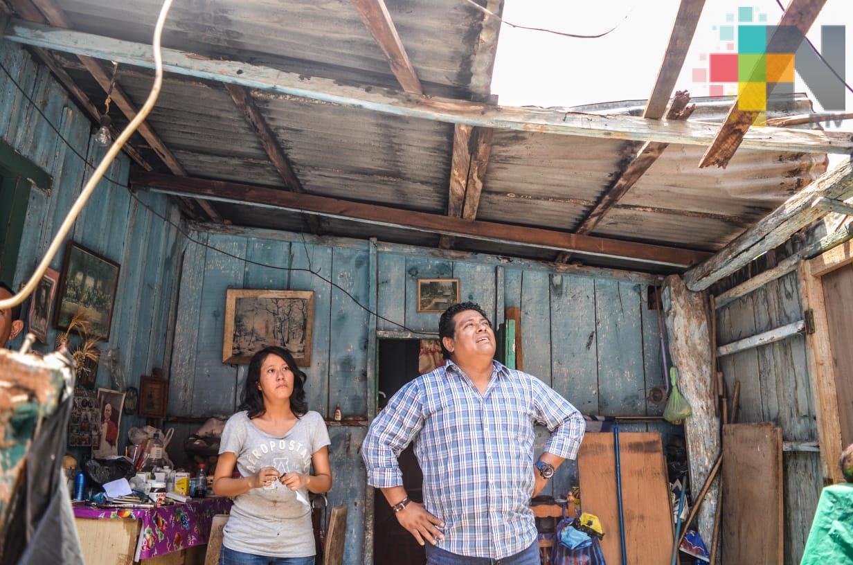 Entregan láminas a damnificados en Tres Valles