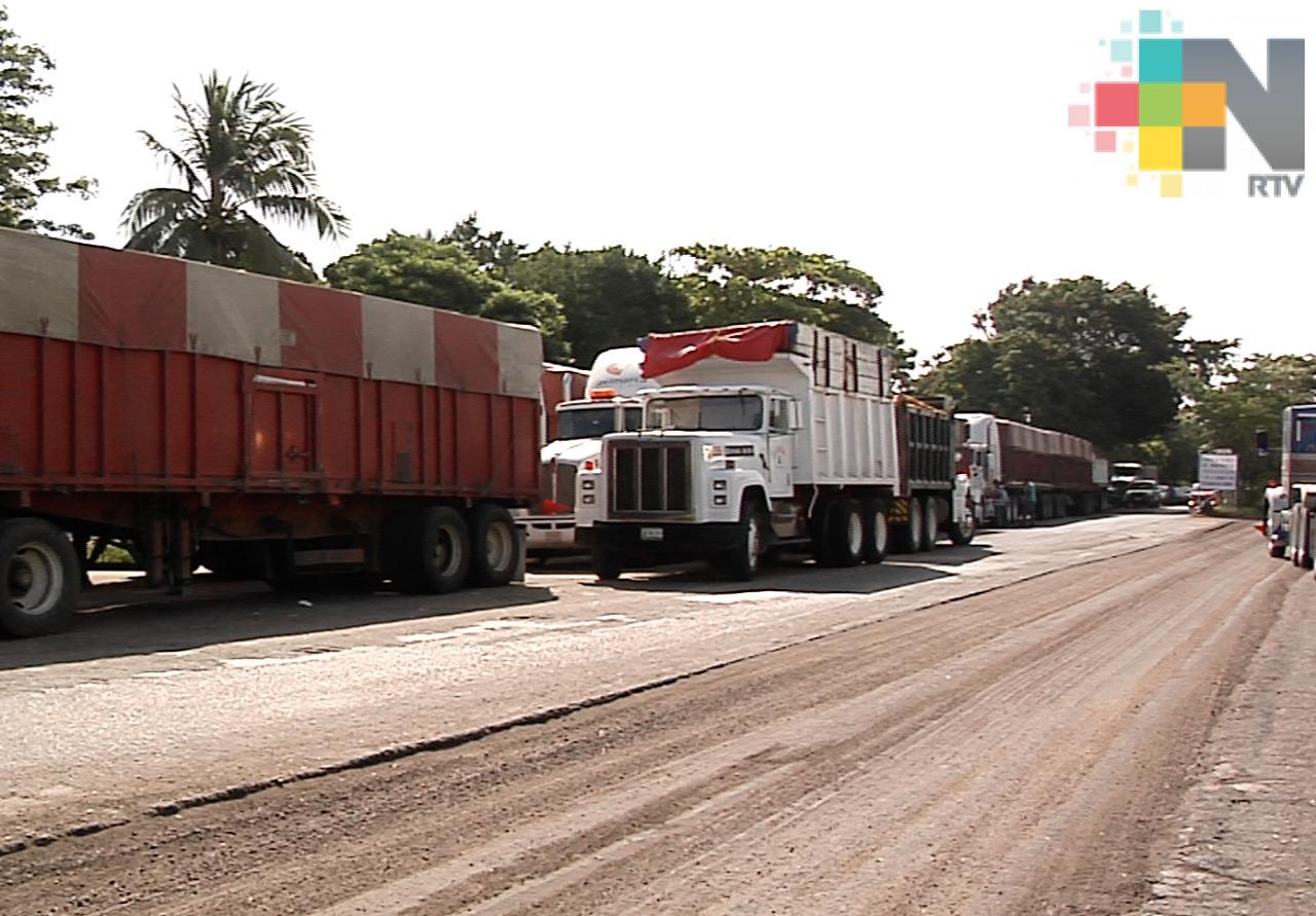 Cerca de 70 transportistas de carga de Veracruz trabajan en refinería de Dos Bocas, Tabasco