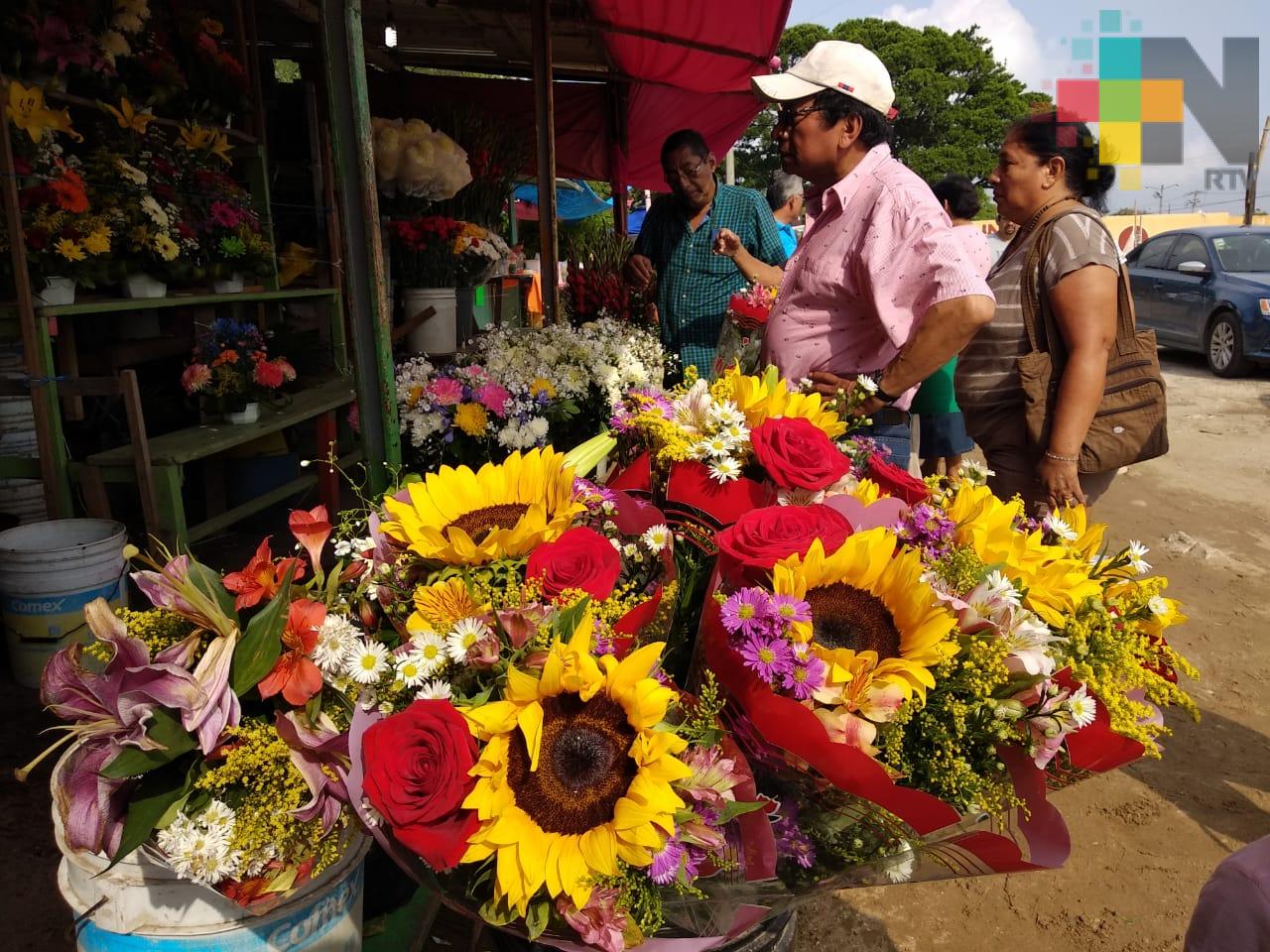 En Coatzacoalcos, familias acuden a camposantos en el Día del Padre