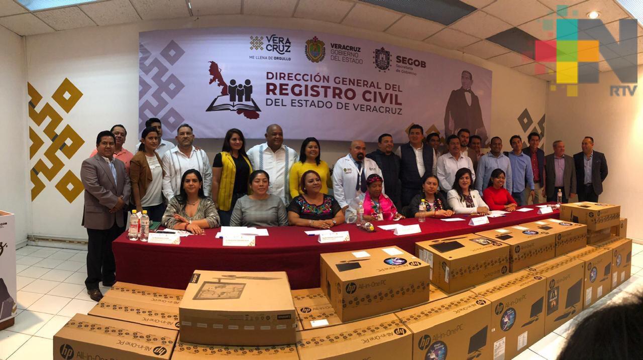 Donan diputados computadoras al Registro Civil