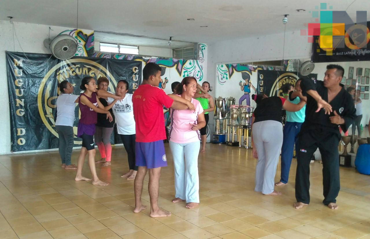 Impartieron seminario de defensa personal para damas