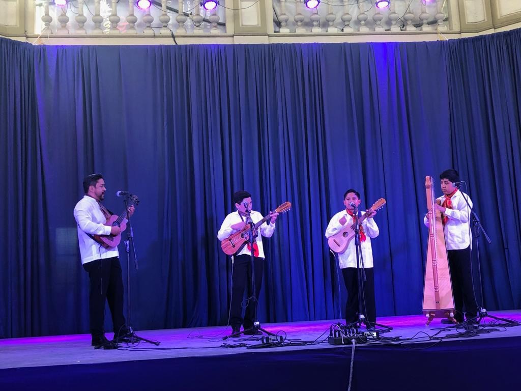 Música folclórica cantada por niños, en Miércoles de Casino