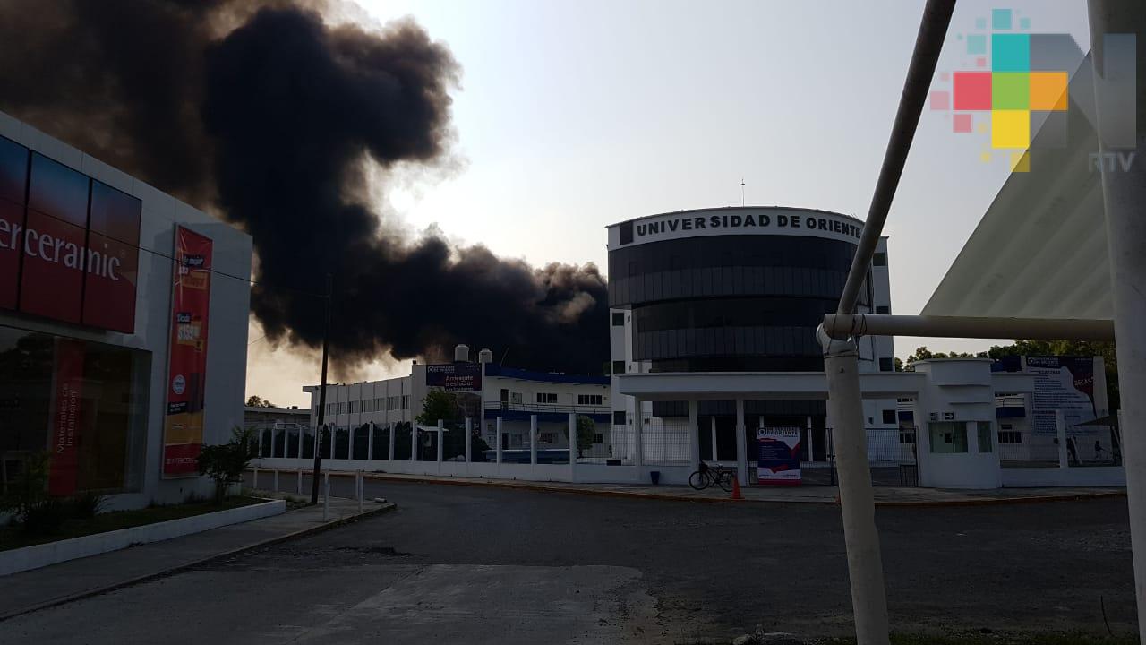 Incendio en la carretera Poza Rica-Cazones provocó evacuación en escuelas