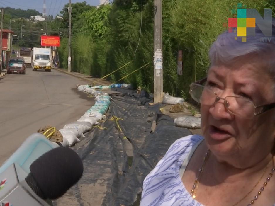 Familias en riesgo por derrumbe y socavón en unidad Lomas Verdes