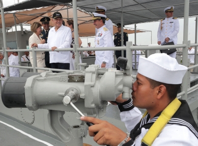 Presidente López Obrador rinde homenaje a marinos caídos en defensa de su deber 