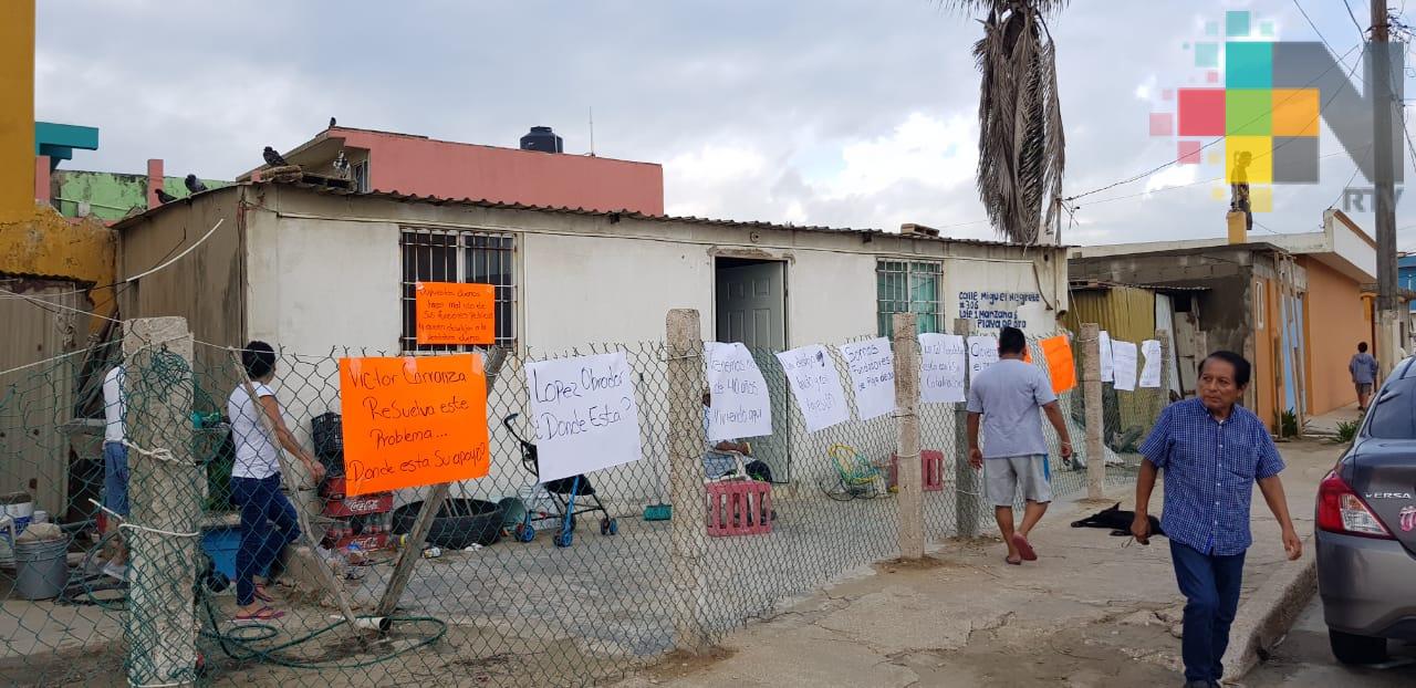 Vecinos de la colonia Playa de Oro de Coatzacoalcos denuncian presunto desalojo