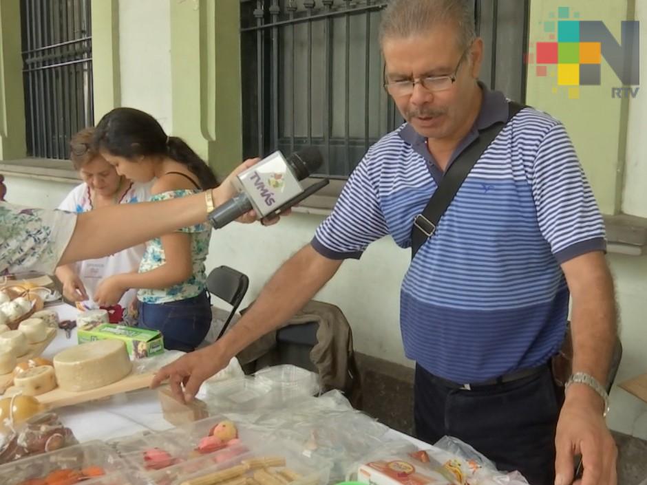 Artesanos veracruzanos ofrecen sus productos en los bajos de palacio municipal de Xalapa