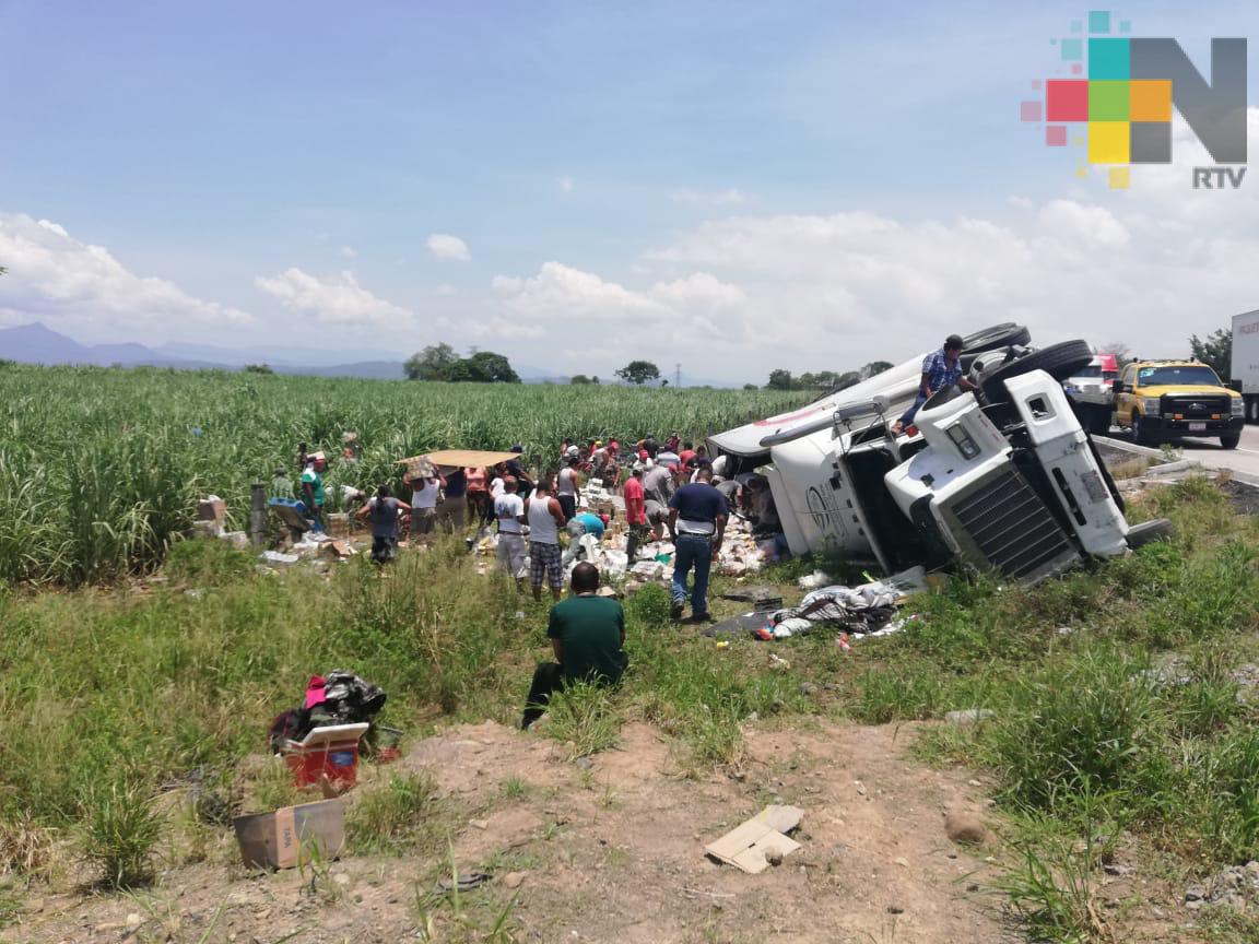 Rapiña por volcadura de tráiler en la autopista Córdoba-Veracruz