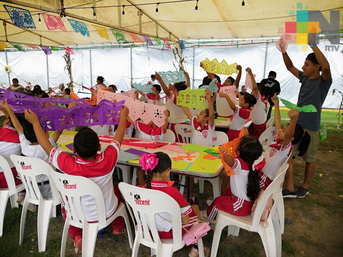 Decenas de niños participan en talleres de arte popular en la feria de Cosoleacaque