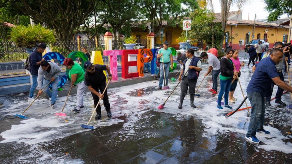 Comerciantes realizan jornada de limpieza en el Parque de Coatepec