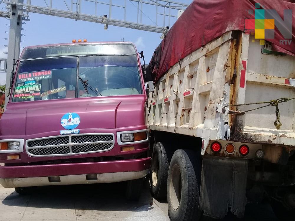 Tres pasajeros lesionados en accidente entre urbano y camión de volteo