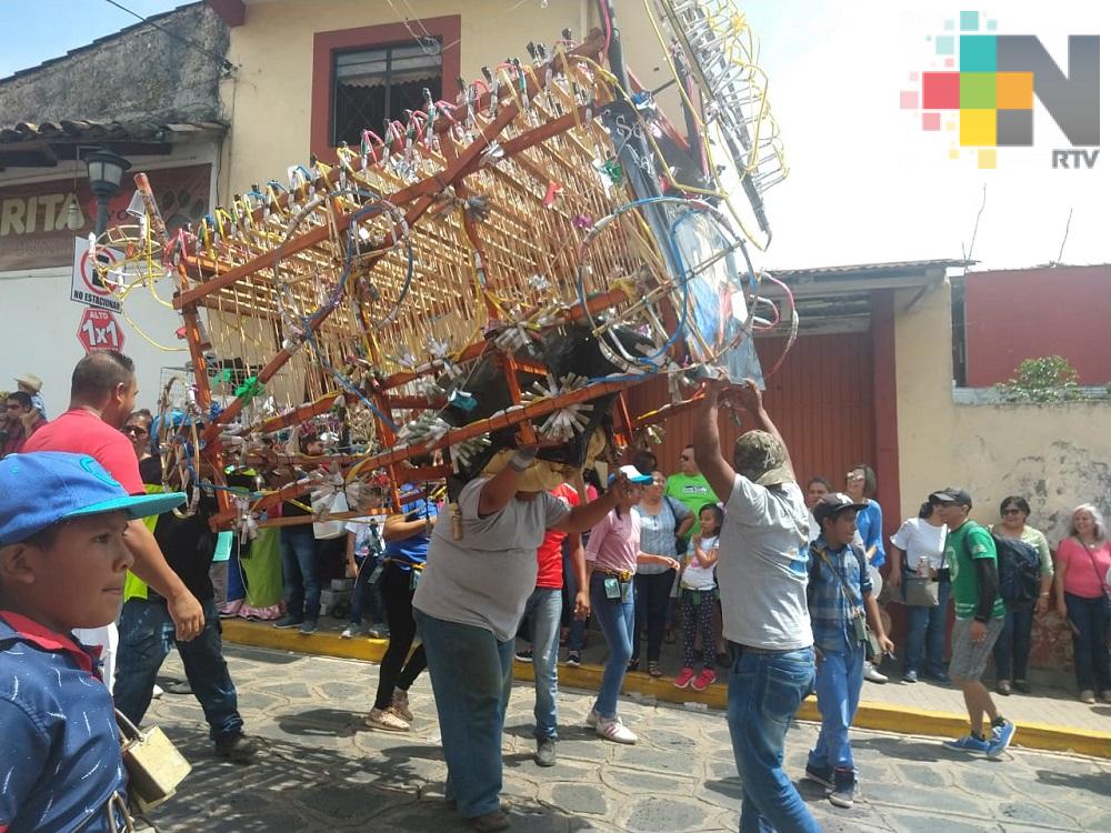 Al ritmo de banda pobladores de Xico danzan con toros de pólvora