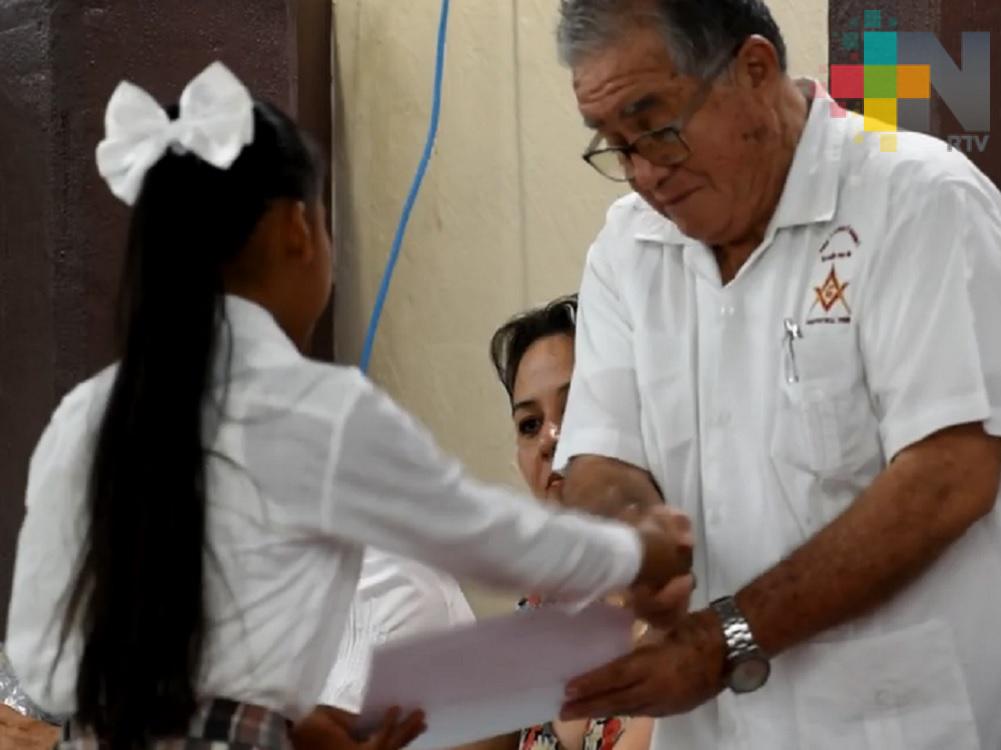 Alumnos de la Logia Masónica reciben materiales didáctico y un diploma para motivar su nivel académico