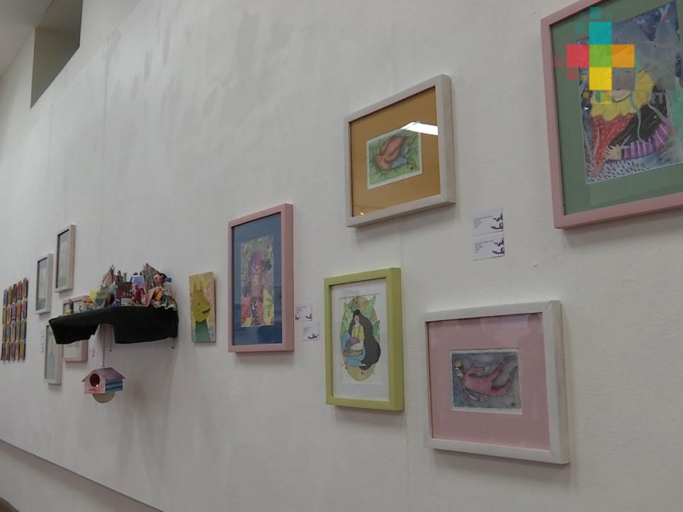 Exponen “Bicolor” en biblioteca Carlos Fuentes de Xalapa