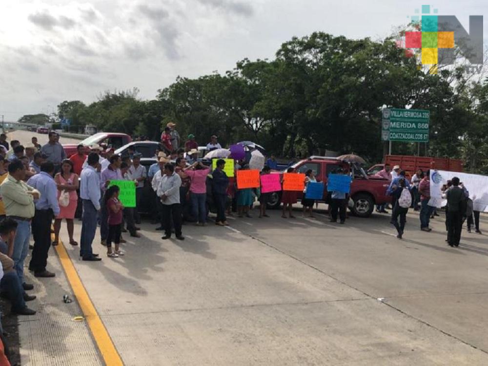 Productores del campo bloquean autopista a la altura del municipio de Acayucan