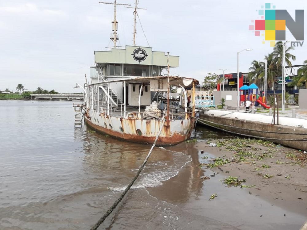 Buque Cañonero Guanajuato permanece asentado sobre la tierra por bajos niveles del río Jamapa