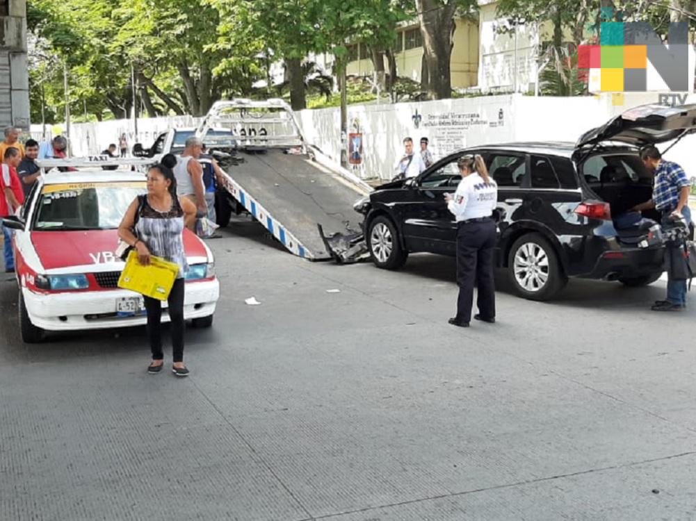 Cuantiosas pérdidas materiales deja accidente en avenida del puerto de Veracruz