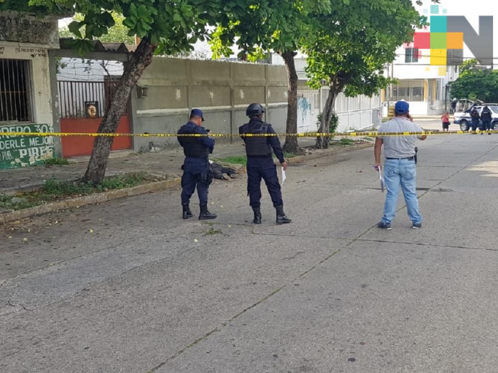 En avenida de Coatzacoalcos encuentran a hombre sin vida