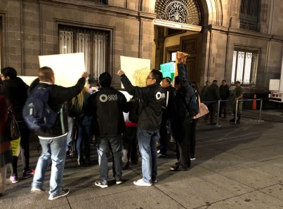 Extrabajadores de Canal 11 se manifiestan afuera de Palacio Nacional