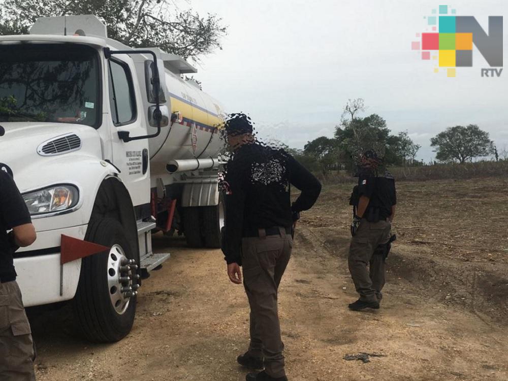 FGR recupera pipa y 10 mil litros de hidrocarburo en Sayula de Alemán