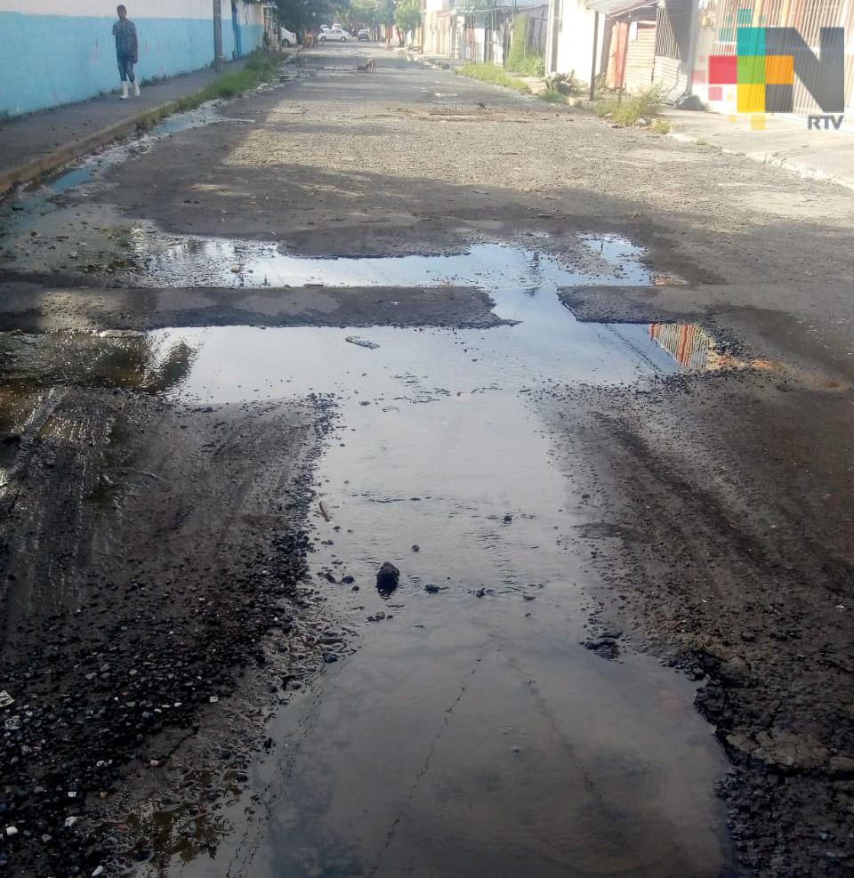 Fuga de agua potable afecta calles de colonia Nuevas Esperanzas del municipio de Veracruz