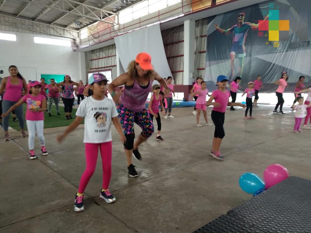 Gimnasio en Coatzacoalcos implementa clases de baile y zumba para madres e hijas