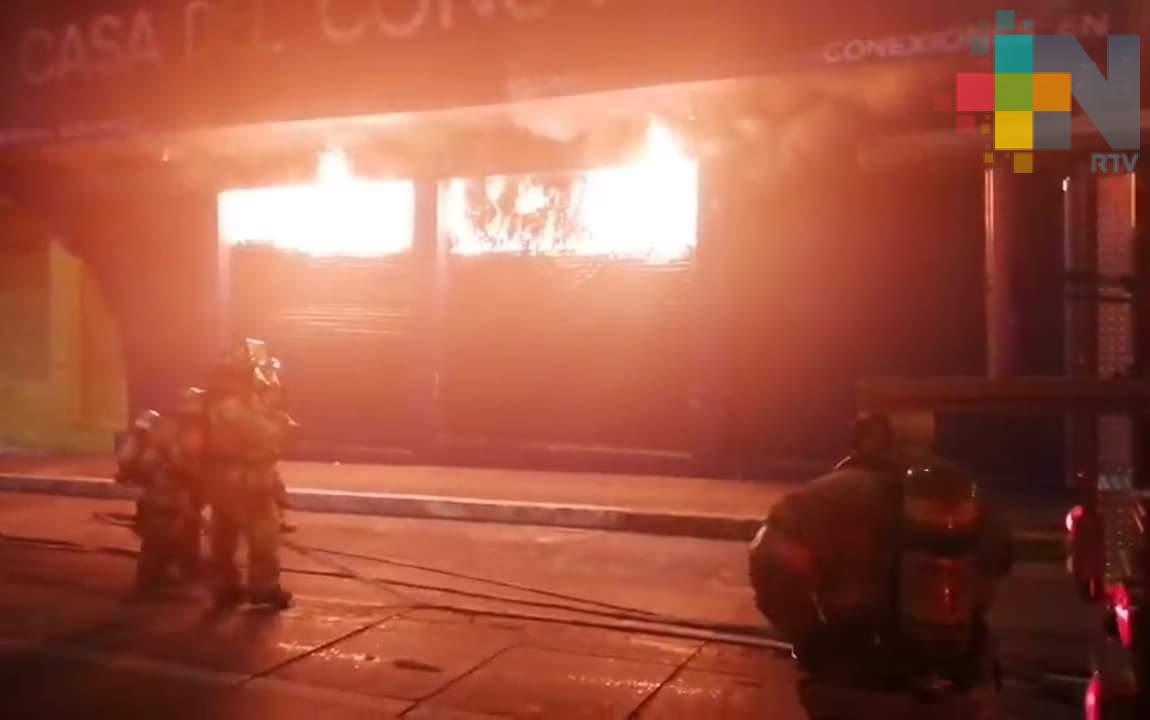 Cierre de calles y evacuación de edificios por  incendio en comercio de Córdoba