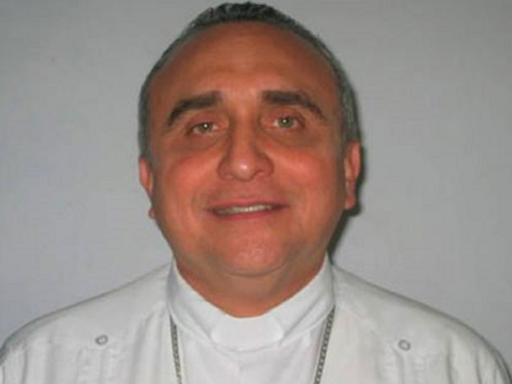 Sería una aberración que parejas del mismo sexo adopten menores: obispo auxiliar