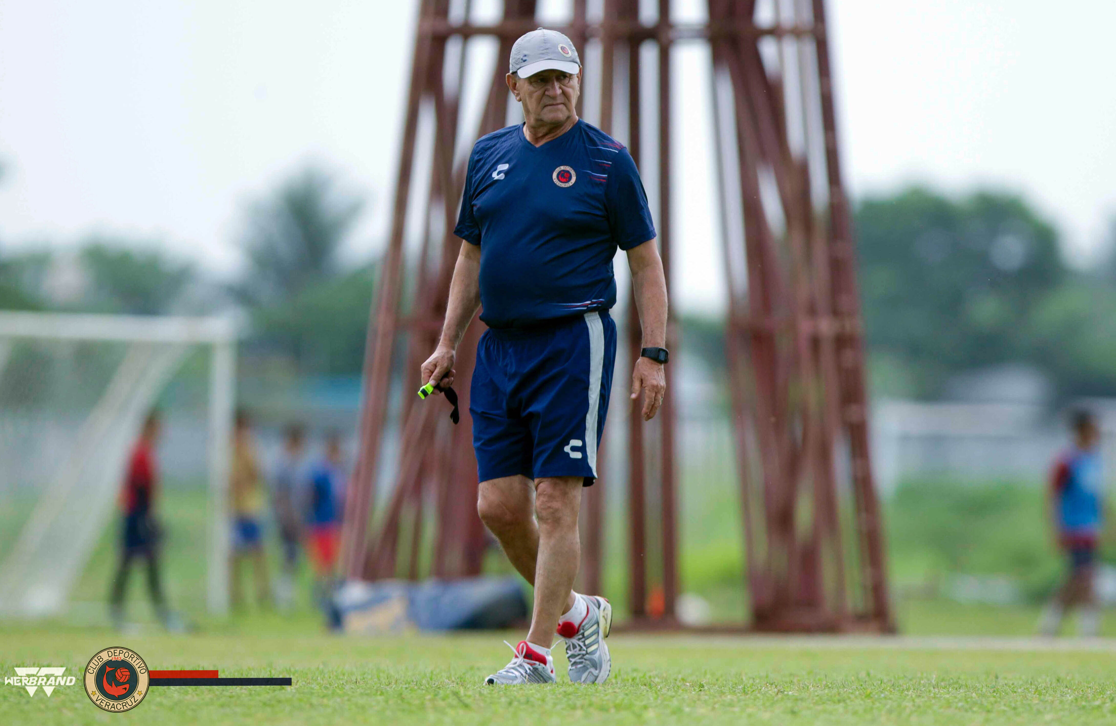 Tiburones Rojos ensaya posible once titular