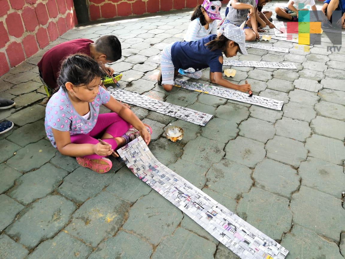 Niños aprenden a reciclar papel periódico; elaboran cajas para guardar colores