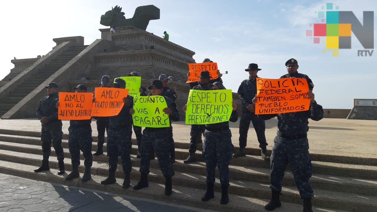 Elementos de la Policía Federal se manifiestan en Coatzacoalcos