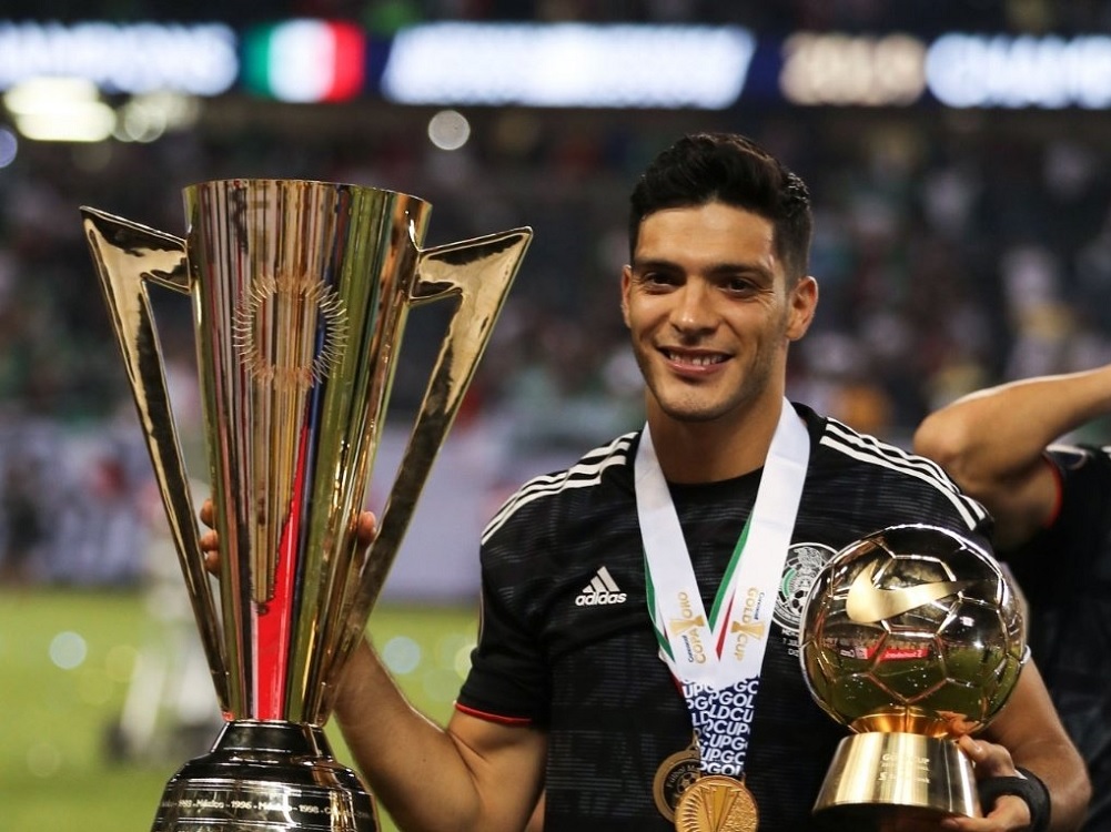 Raúl Jiménez recibe el “Balón de Oro” de la Copa Oro 2019