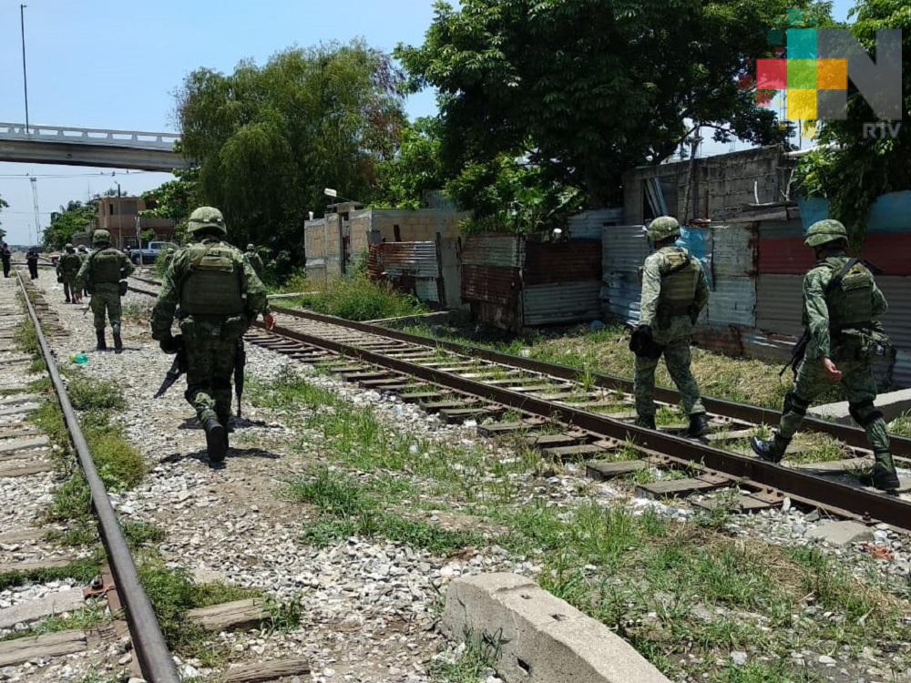 Realizan operativo para evitar que migrantes aborden tren en Coatzacoalcos