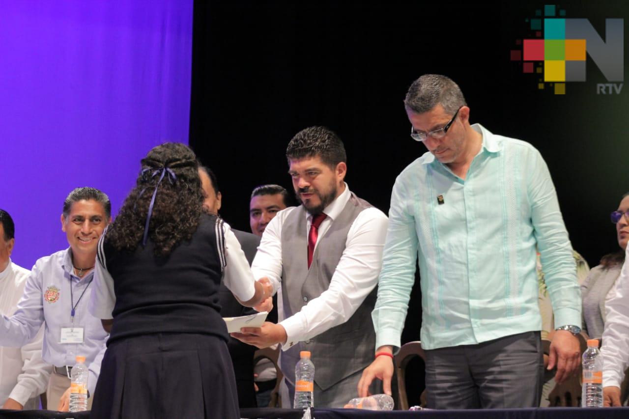 Anuncia SEV que becas Benito Juárez incrementarán a 300 mil, en el 2020