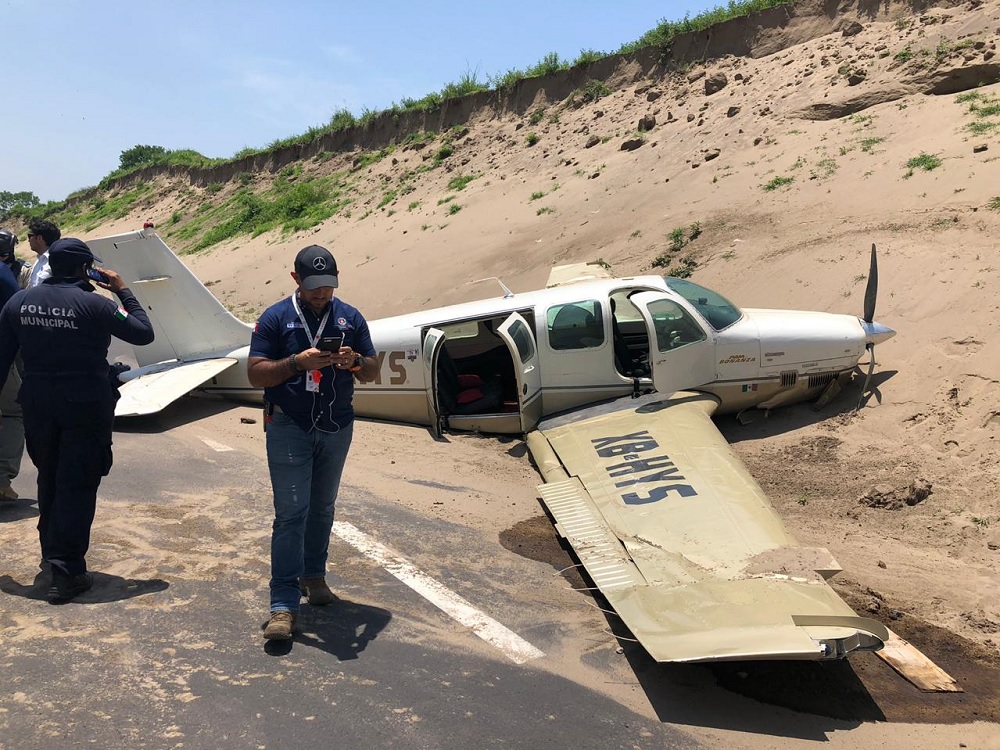 Aterriza de emergencia avioneta en autopista Boca del Río – Antón Lizardo