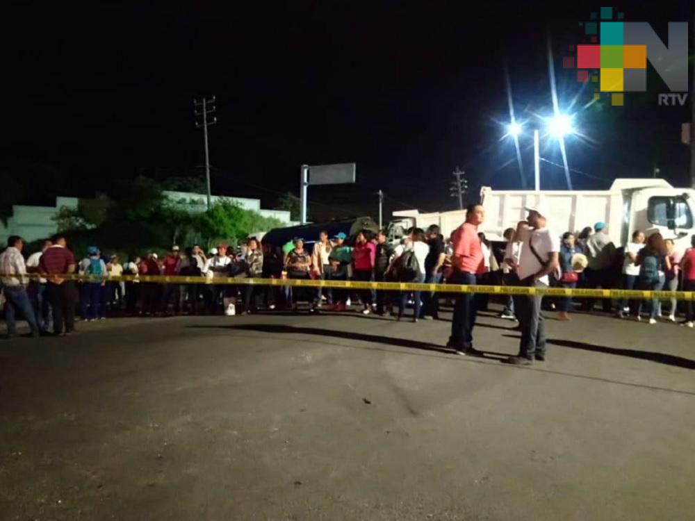 Sindicato Único de Empleados Municipales cierra entradas y salidas de Coatzacoalcos