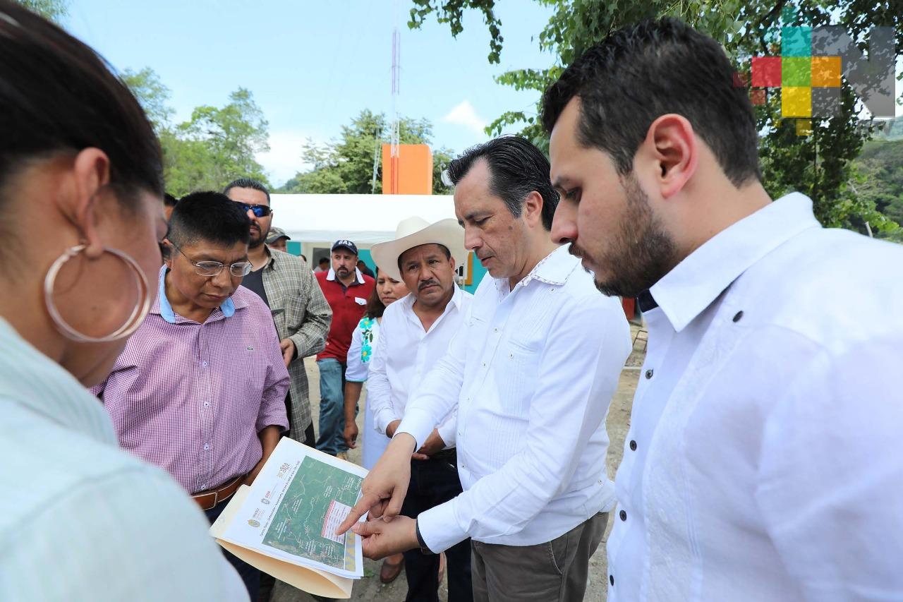 Supervisa Gobernador reconstrucción de camino a Zontecomatlán