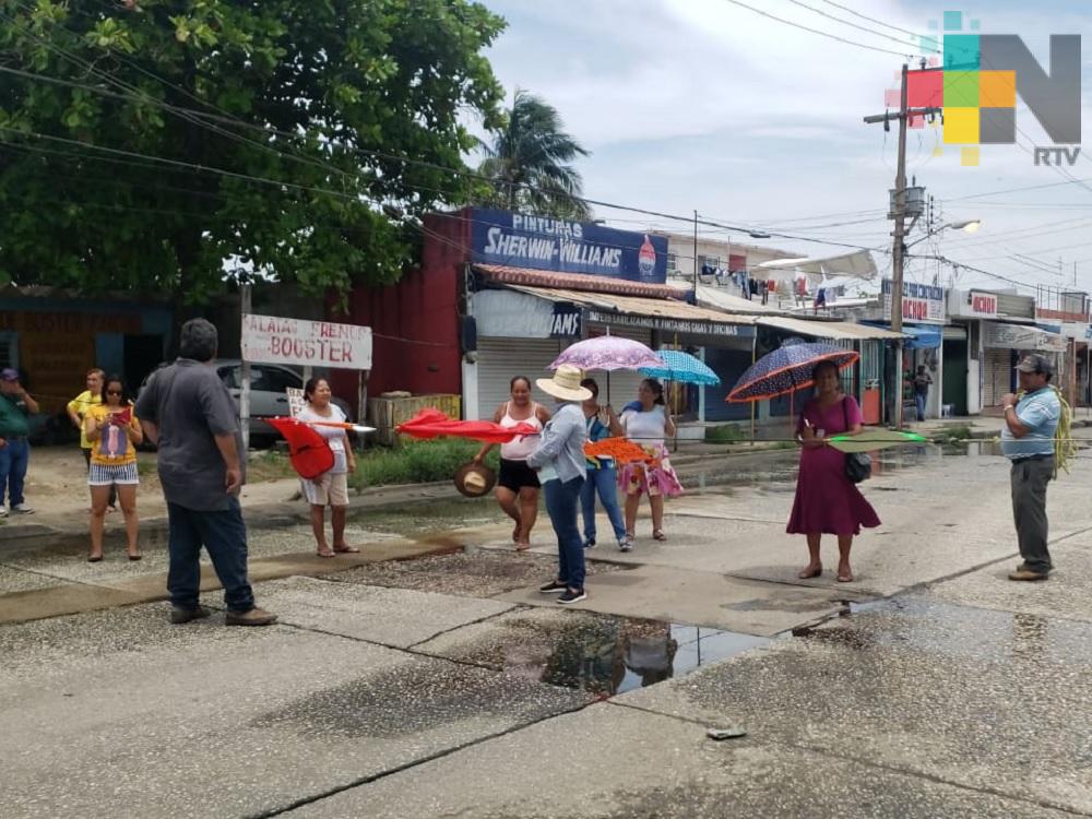 Vecinos bloquean calle de Coatzacoalcos, piden resuelvan problema de aguas negras