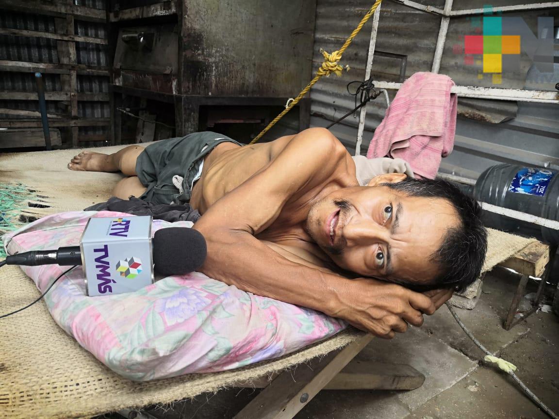 Enfermo de cáncer requiere una silla de ruedas