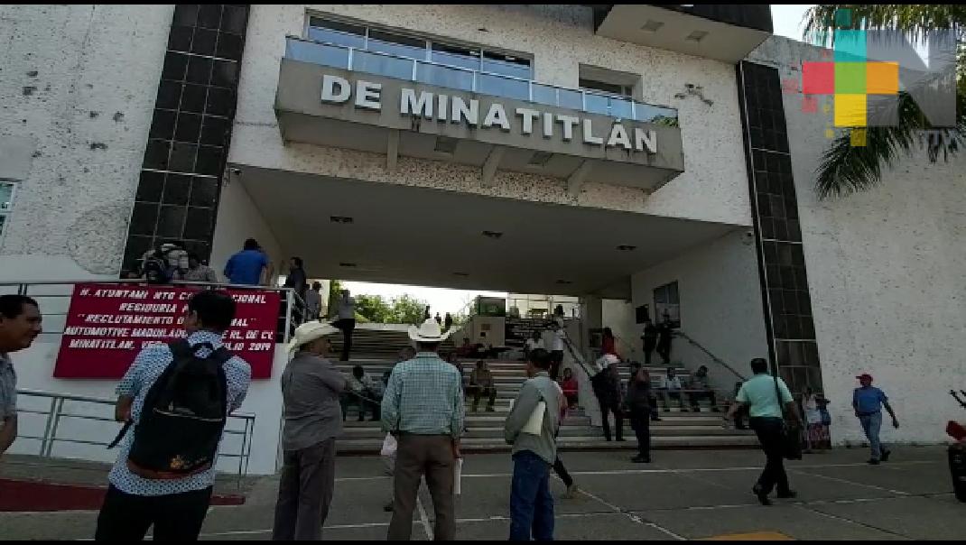 Protestan campesinos y bloquean entrada a palacio municipal de Minatitlán