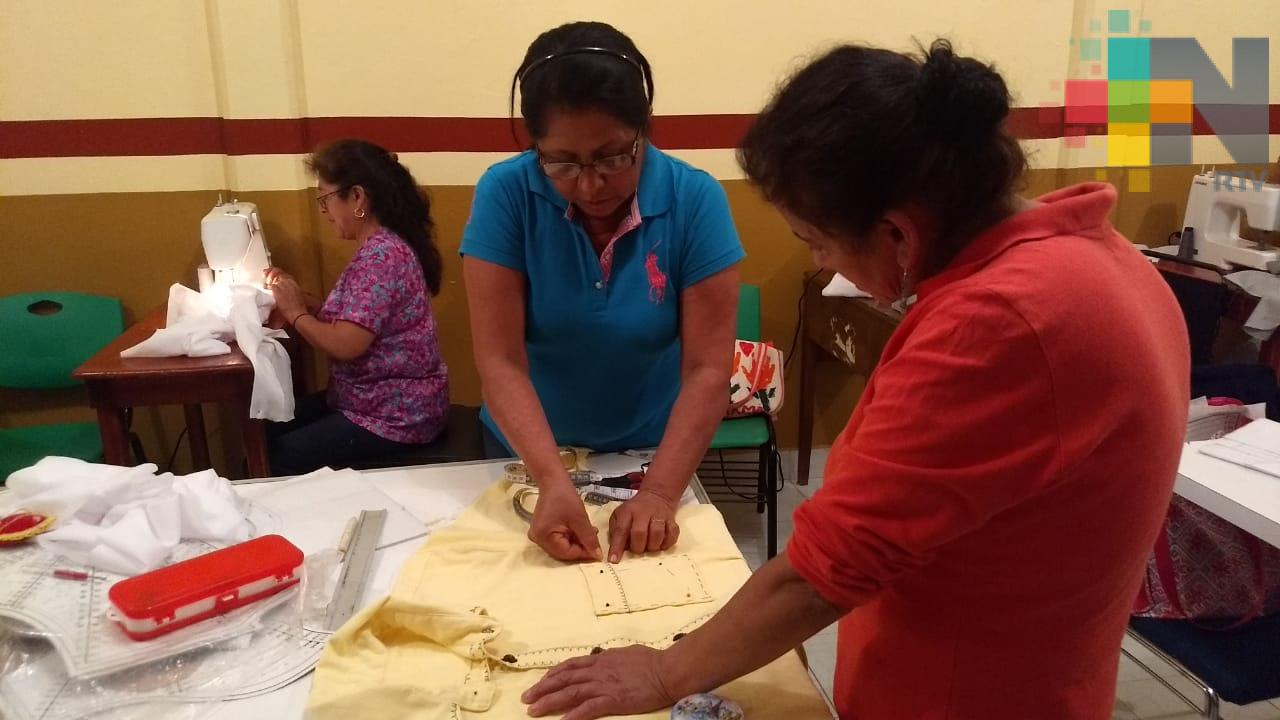 Mujeres de Zacualpan participan en taller de costura impartido por Icatver
