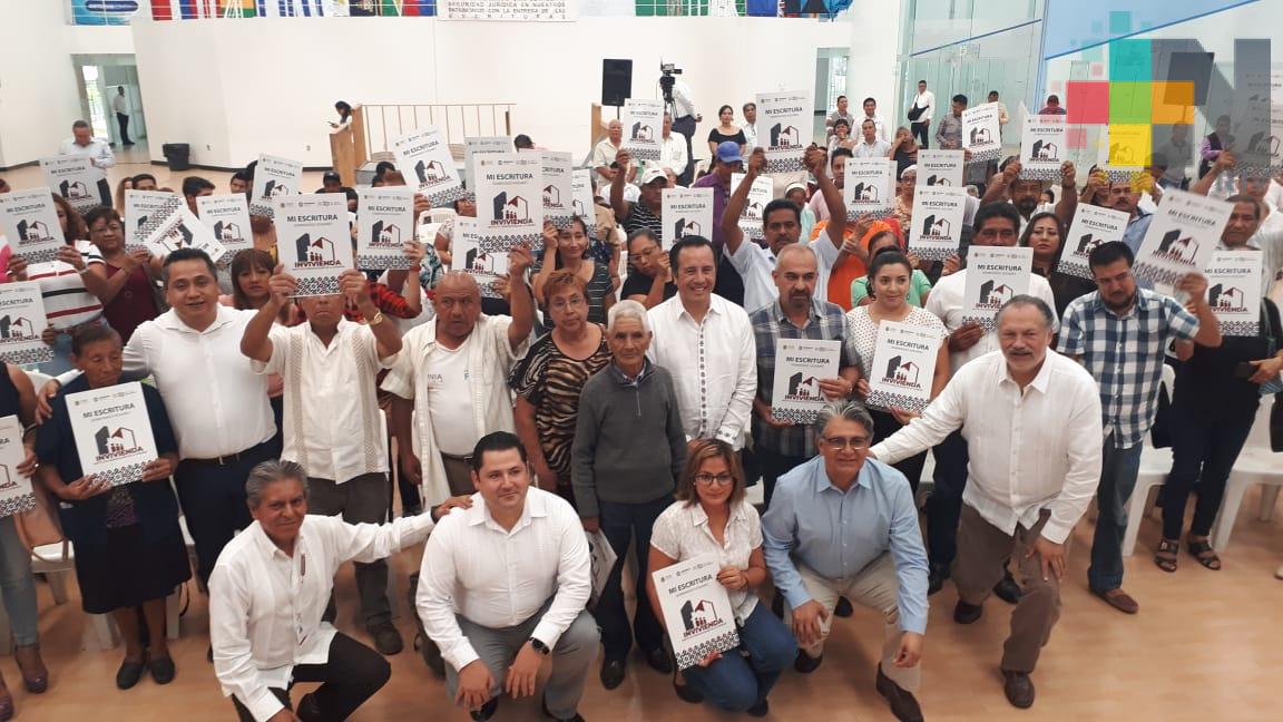 Entregó Cuitláhuac García escrituras a familias de Xalapa y Veracruz