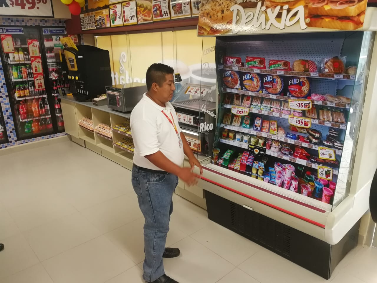 Capacitan a personas con limitantes físicas para trabajar en tiendas de conveniencia