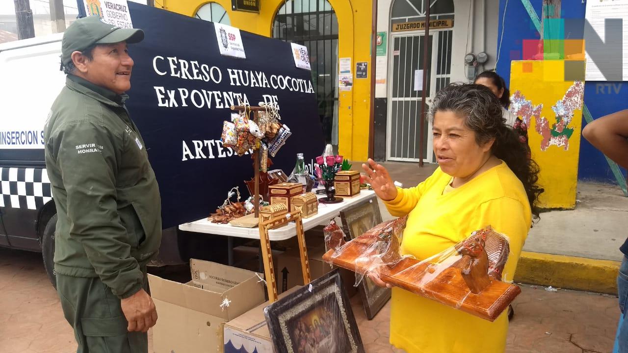 Apoyan a internos del Cereso de Huayacocotla con venta de sus artesanías