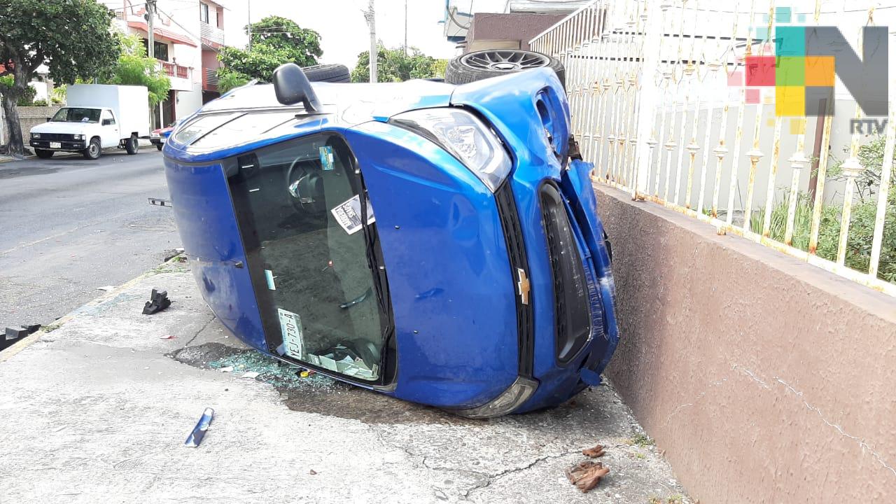 Camión embiste a dos vehículos estacionados en Puerto de Veracruz