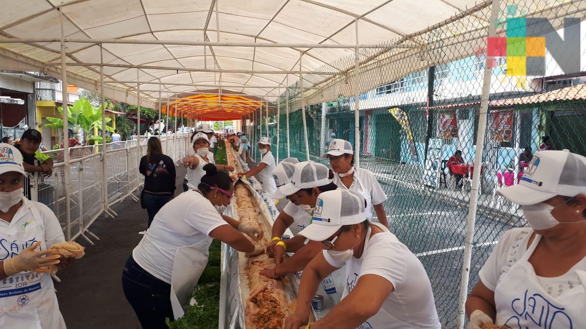 Preparan filete relleno de mariscos más grande del mundo