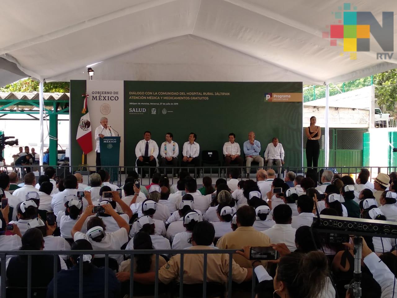 Encabeza López Obrador diálogo con la comunidad del Hospital Rural de Jáltipan