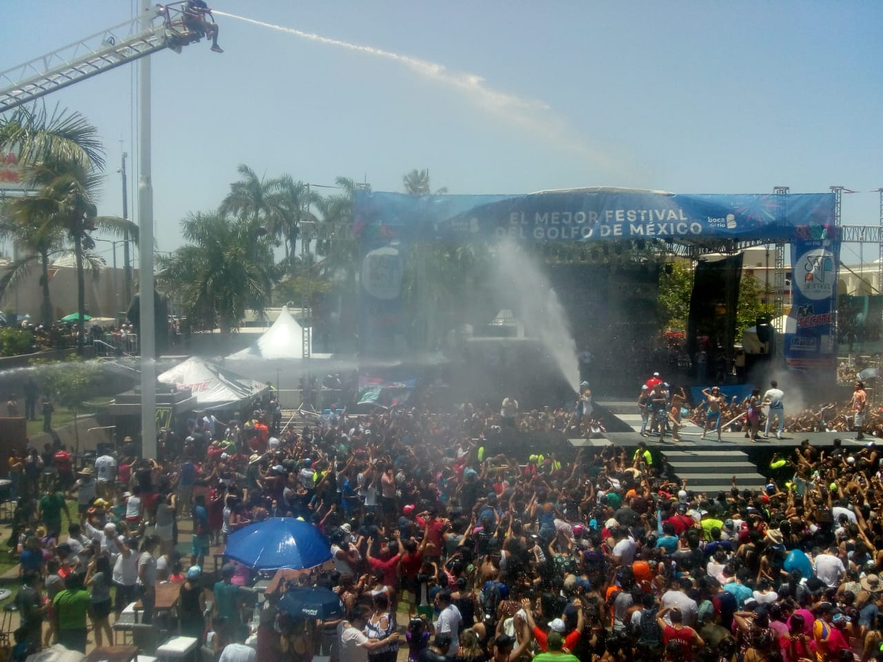 Inés Sainz y Sebastián Rulli en el tradicional baño de Santa Ana